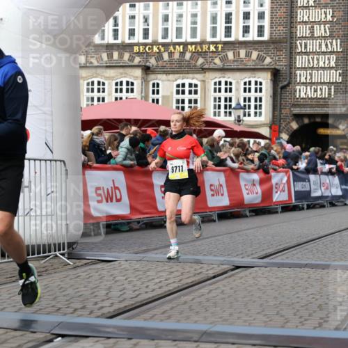 05.10.2025 - 20. swb-Marathon Bremen Yannick Fuchs http://msf.ph/oto/9257601 05.10.2025 10:47:22 Ziel 9411, 9546, 9711 meine-sportfotos.de