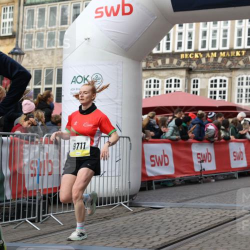 05.10.2025 - 20. swb-Marathon Bremen Yannick Fuchs http://msf.ph/oto/9257640 05.10.2025 10:47:23 Ziel 9411, 9546, 9711 meine-sportfotos.de