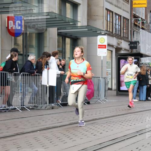 05.10.2025 - 20. swb-Marathon Bremen Strokosch-Dieckow http://msf.ph/oto/9257646 05.10.2025 10:58:30 Ziel 7163, 8585, 9346, 9349, 9359, 9370, 9518, 9529, 9540, 9542, 9601, 9622, 9714, 9847, 9977, 10080, 10263, 10357, 10527, 10560, 10561, 10588, 10591, 10679, 10871, 11078, 11290, 11483, 11612, 11651, 7163, 8585, 9346, 9349, 9359, 9370, 9518, 9529, 9540, 9542, 9601, 9622, 9714, 9847, 9977, 10080, 10263, 10357, 10527, 10560, 10561, 10588, 10591, 10679, 11290, 11483, 11612, 11651 meine-sportfotos.de
