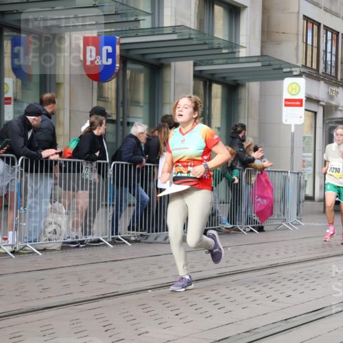 05.10.2025 - 20. swb-Marathon Bremen Strokosch-Dieckow http://msf.ph/oto/9257662 05.10.2025 10:58:31 Ziel 7163, 8585, 9346, 9349, 9359, 9370, 9518, 9540, 9542, 9601, 9622, 9714, 9847, 9977, 10080, 10263, 10357, 10527, 10560, 10561, 10588, 10591, 10607, 10679, 10871, 11078, 11290, 11483, 11612, 11651, 7163, 8585, 9346, 9349, 9359, 9370, 9518, 9540, 9542, 9601, 9622, 9714, 9847, 9977, 10080, 10263, 10357, 10527, 10560, 10561, 10588, 10591, 10607, 10679, 11290, 11483, 11612, 11651 meine-sportfotos.de