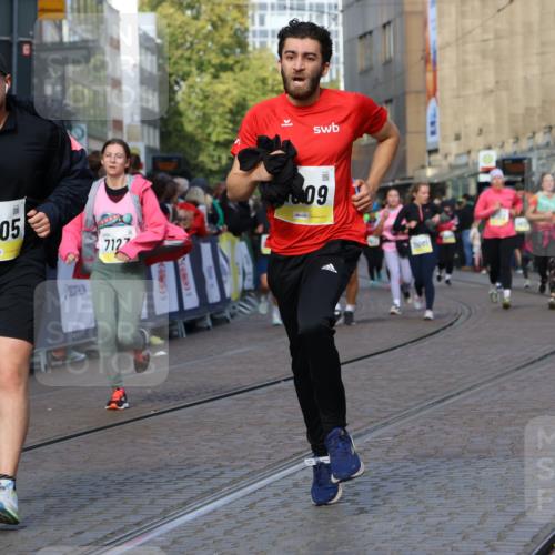 05.10.2025 - 20. swb-Marathon Bremen Strokosch-Dieckow http://msf.ph/oto/9257749 05.10.2025 11:04:01 Ziel 7123, 9275, 9398, 10205, 10551, 11183, 11609, 11611 meine-sportfotos.de