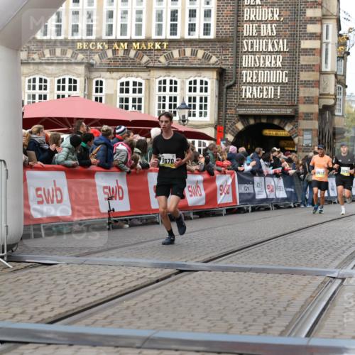 05.10.2025 - 20. swb-Marathon Bremen Yannick Fuchs http://msf.ph/oto/9257765 05.10.2025 10:47:27 Ziel 9411, 9428, 9670, 9711, 11705 meine-sportfotos.de