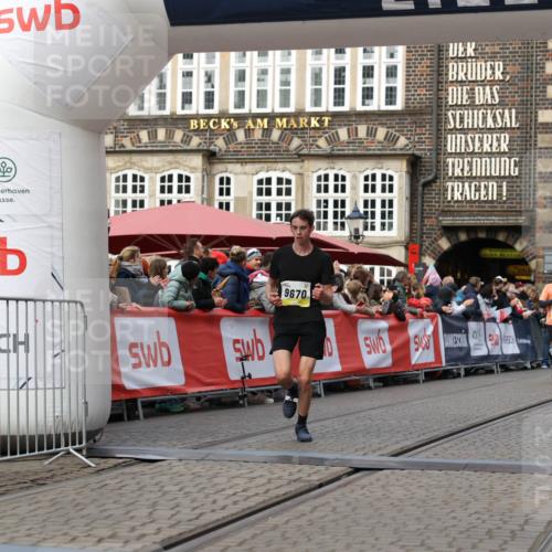 05.10.2025 - 20. swb-Marathon Bremen Yannick Fuchs http://msf.ph/oto/9257776 05.10.2025 10:47:27 Ziel 9411, 9428, 9670, 9711, 11705 meine-sportfotos.de