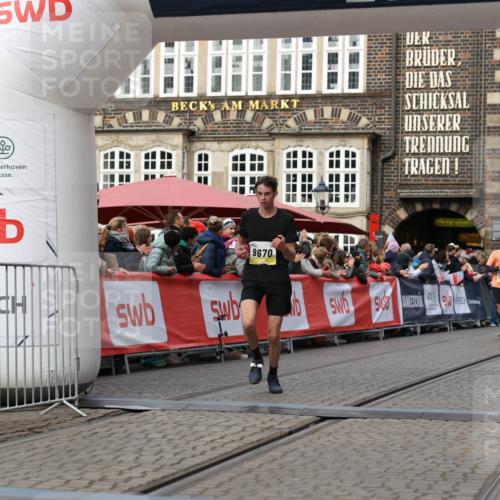 05.10.2025 - 20. swb-Marathon Bremen Yannick Fuchs http://msf.ph/oto/9257785 05.10.2025 10:47:27 Ziel 9411, 9428, 9670, 9711, 11705 meine-sportfotos.de