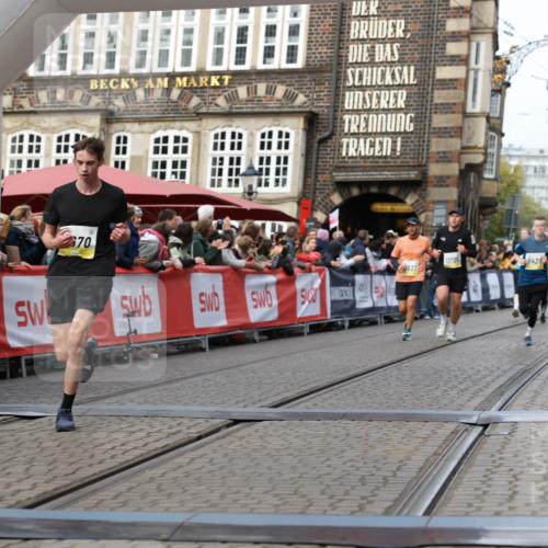 05.10.2025 - 20. swb-Marathon Bremen Yannick Fuchs http://msf.ph/oto/9257806 05.10.2025 10:47:28 Ziel 9428, 9670, 9711, 10637, 11705 meine-sportfotos.de