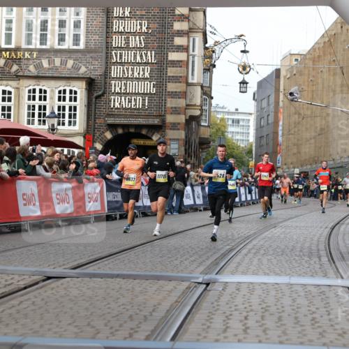 05.10.2025 - 20. swb-Marathon Bremen Yannick Fuchs http://msf.ph/oto/9257839 05.10.2025 10:47:28 Ziel 9428, 9670, 9711, 10637, 11705 meine-sportfotos.de