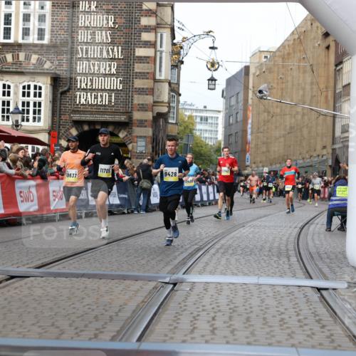05.10.2025 - 20. swb-Marathon Bremen Yannick Fuchs http://msf.ph/oto/9257862 05.10.2025 10:47:29 Ziel 9428, 9670, 9711, 10637, 10667, 11498, 11705 meine-sportfotos.de