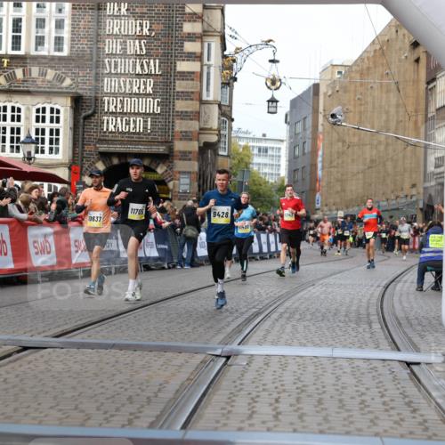 05.10.2025 - 20. swb-Marathon Bremen Yannick Fuchs http://msf.ph/oto/9257872 05.10.2025 10:47:29 Ziel 9428, 9670, 9711, 10637, 10667, 11498, 11705 meine-sportfotos.de