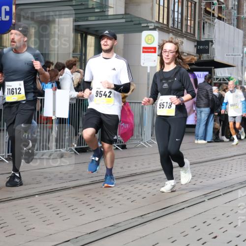 05.10.2025 - 20. swb-Marathon Bremen Strokosch-Dieckow http://msf.ph/oto/9257905 05.10.2025 10:58:39 Ziel 9219, 9349, 9518, 9542, 9601, 9692, 9847, 9977, 10039, 10080, 10143, 10263, 10353, 10357, 10560, 10561, 10588, 10594, 10607, 11290, 11483, 11612, 11651, 9219, 9349, 9518, 9542, 9601, 9692, 9847, 9977, 10039, 10080, 10143, 10263, 10353, 10357, 10560, 10561, 10588, 10594, 10607, 11290, 11483, 11612, 11651 meine-sportfotos.de