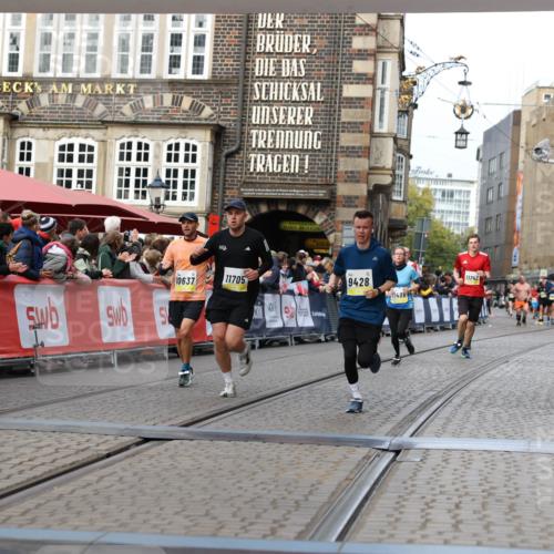 05.10.2025 - 20. swb-Marathon Bremen Yannick Fuchs http://msf.ph/oto/9257921 05.10.2025 10:47:30 Ziel 9428, 9670, 10637, 10667, 11498, 11705, 11742 meine-sportfotos.de