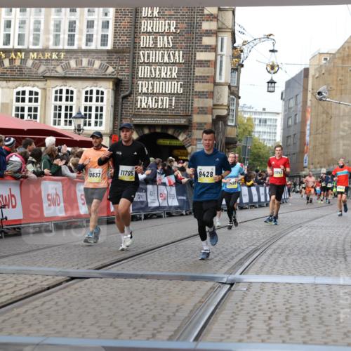 05.10.2025 - 20. swb-Marathon Bremen Yannick Fuchs http://msf.ph/oto/9257932 05.10.2025 10:47:30 Ziel 9428, 9670, 10637, 10667, 11498, 11705, 11742 meine-sportfotos.de
