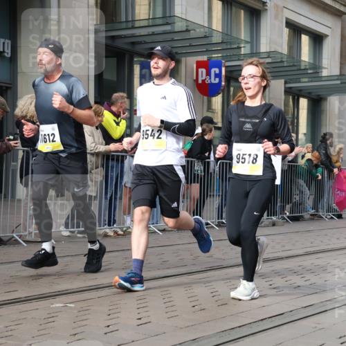 05.10.2025 - 20. swb-Marathon Bremen Strokosch-Dieckow http://msf.ph/oto/9257944 05.10.2025 10:58:40 Ziel 9219, 9349, 9518, 9542, 9601, 9692, 9847, 9977, 10039, 10080, 10143, 10263, 10353, 10357, 10560, 10588, 10594, 10607, 11290, 11483, 11612, 11651, 9219, 9349, 9518, 9542, 9601, 9692, 9847, 9977, 10039, 10080, 10143, 10263, 10353, 10357, 10560, 10588, 10594, 10607, 11290, 11483, 11612, 11651 meine-sportfotos.de