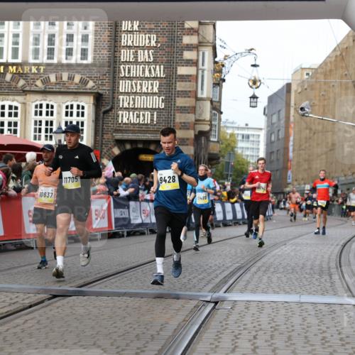 05.10.2025 - 20. swb-Marathon Bremen Yannick Fuchs http://msf.ph/oto/9257950 05.10.2025 10:47:30 Ziel 9428, 9670, 10637, 10667, 11498, 11705, 11742 meine-sportfotos.de