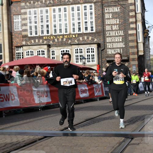 05.10.2025 - 20. swb-Marathon Bremen Yannick Fuchs http://msf.ph/oto/9257963 05.10.2025 10:56:04 Ziel 7147, 9871, 10610, 10654, 10758, 10921, 11052, 11439 meine-sportfotos.de