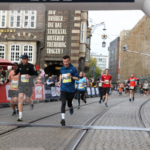 05.10.2025 - 20. swb-Marathon Bremen Yannick Fuchs http://msf.ph/oto/9257964 05.10.2025 10:47:30 Ziel 9428, 9670, 10637, 10667, 11498, 11705, 11742 meine-sportfotos.de