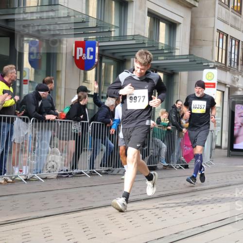 05.10.2025 - 20. swb-Marathon Bremen Strokosch-Dieckow http://msf.ph/oto/9257987 05.10.2025 10:58:42 Ziel 9219, 9349, 9508, 9518, 9542, 9601, 9692, 9847, 9977, 10039, 10080, 10143, 10353, 10357, 10560, 10588, 10594, 10607, 11290, 11483, 11612, 9219, 9349, 9508, 9518, 9542, 9601, 9692, 9847, 9977, 10039, 10080, 10143, 10353, 10357, 10560, 10588, 10594, 10607, 11290, 11483, 11612 meine-sportfotos.de