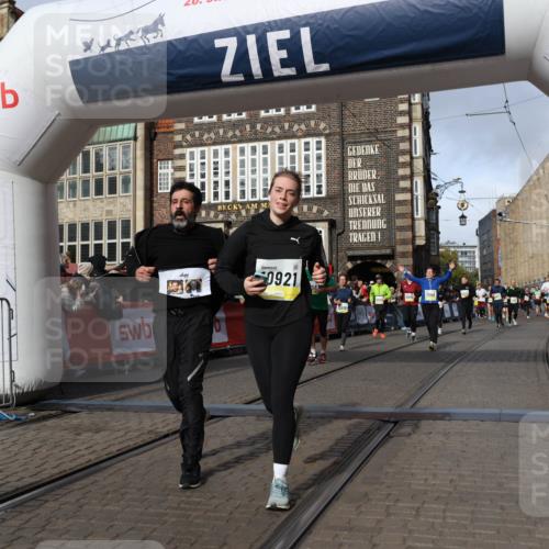 05.10.2025 - 20. swb-Marathon Bremen Yannick Fuchs http://msf.ph/oto/9258083 05.10.2025 10:56:05 Ziel 7147, 9871, 10015, 10610, 10654, 10758, 10921, 11052, 11148, 11439 meine-sportfotos.de