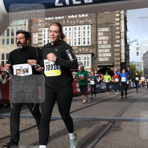 05.10.2025 - 20. swb-Marathon Bremen Yannick Fuchs http://msf.ph/oto/9258092 05.10.2025 10:56:05 Ziel 7147, 9871, 10015, 10610, 10654, 10758, 10921, 11052, 11148, 11439 meine-sportfotos.de