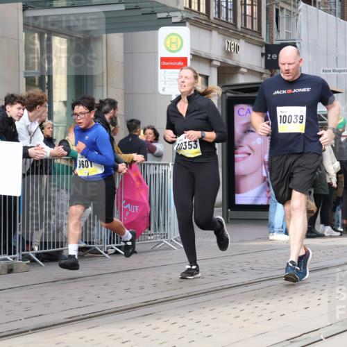 05.10.2025 - 20. swb-Marathon Bremen Strokosch-Dieckow http://msf.ph/oto/9258125 05.10.2025 10:58:48 Ziel 9183, 9219, 9454, 9508, 9518, 9542, 9601, 9692, 9847, 9977, 10039, 10143, 10200, 10274, 10353, 10357, 10407, 10588, 10594, 10607, 11006, 11007, 11207, 11400, 11612, 9183, 9219, 9454, 9508, 9518, 9542, 9601, 9692, 9847, 9977, 10039, 10143, 10200, 10274, 10353, 10357, 10407, 10588, 10594, 10607, 11006, 11007, 11207, 11400, 11612 meine-sportfotos.de