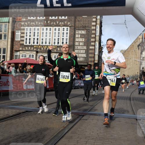 05.10.2025 - 20. swb-Marathon Bremen Yannick Fuchs http://msf.ph/oto/9258425 05.10.2025 10:56:10 Ziel 9541, 9871, 9950, 10015, 10394, 10641, 10664, 10675, 10758, 10921, 10959, 11148, 11626 meine-sportfotos.de