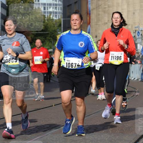05.10.2025 - 20. swb-Marathon Bremen Strokosch-Dieckow http://msf.ph/oto/9258428 05.10.2025 11:04:35 Ziel 8111, 9394, 9610, 9623, 9750, 9771, 9915, 10278, 10485, 10531, 10532, 10674, 10869, 10956, 11196, 11542, 11704 meine-sportfotos.de