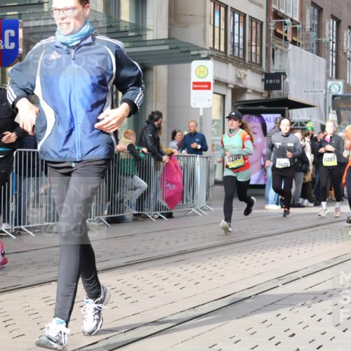05.10.2025 - 20. swb-Marathon Bremen Strokosch-Dieckow http://msf.ph/oto/9258440 05.10.2025 10:58:58 Ziel 9183, 9219, 9454, 9508, 9635, 9692, 9737, 10039, 10143, 10200, 10274, 10353, 10391, 10407, 10594, 10809, 11006, 11007, 11207, 11400, 11728, 9183, 9219, 9454, 9508, 9635, 9692, 9737, 10039, 10143, 10200, 10274, 10353, 10391, 10407, 10594, 10809, 11006, 11007, 11207, 11400, 11728 meine-sportfotos.de
