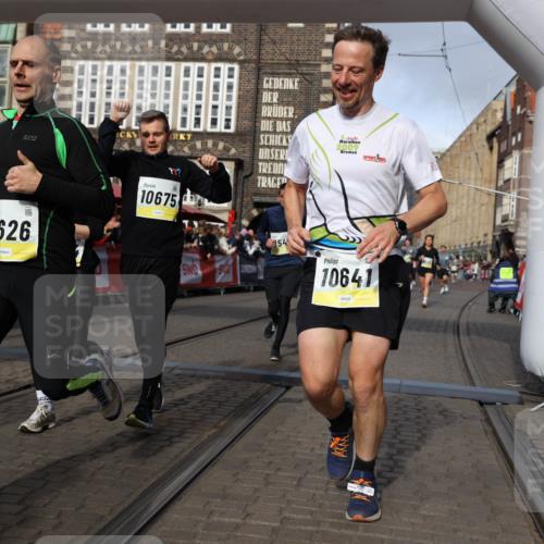 05.10.2025 - 20. swb-Marathon Bremen Yannick Fuchs http://msf.ph/oto/9258482 05.10.2025 10:56:11 Ziel 9541, 9950, 10006, 10015, 10394, 10641, 10664, 10675, 10758, 10921, 10959, 11095, 11148, 11626 meine-sportfotos.de
