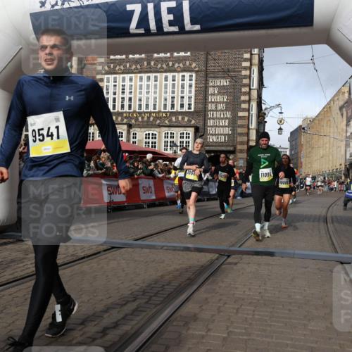 05.10.2025 - 20. swb-Marathon Bremen Yannick Fuchs http://msf.ph/oto/9258547 05.10.2025 10:56:13 Ziel 9541, 9811, 9950, 10006, 10009, 10015, 10394, 10641, 10664, 10675, 10758, 10959, 11095, 11148, 11620, 11626, 11693 meine-sportfotos.de