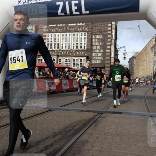 05.10.2025 - 20. swb-Marathon Bremen Yannick Fuchs http://msf.ph/oto/9258552 05.10.2025 10:56:13 Ziel 9541, 9811, 9950, 10006, 10009, 10015, 10394, 10641, 10664, 10675, 10758, 10959, 11095, 11148, 11620, 11626, 11693 meine-sportfotos.de