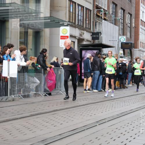 05.10.2025 - 20. swb-Marathon Bremen Strokosch-Dieckow http://msf.ph/oto/9258554 05.10.2025 10:59:09 Ziel 9183, 9454, 9609, 9635, 9737, 9991, 10200, 10209, 10391, 10407, 10760, 10809, 11006, 11007, 11207, 11251, 11267, 11400, 11456, 11657, 11728, 9183, 9454, 9609, 9635, 9737, 9991, 10200, 10209, 10391, 10407, 10760, 10809, 11006, 11007, 11207, 11251, 11267, 11400, 11456, 11657, 11728 meine-sportfotos.de