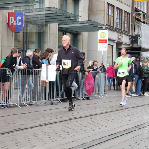05.10.2025 - 20. swb-Marathon Bremen Strokosch-Dieckow http://msf.ph/oto/9258577 05.10.2025 10:59:10 Ziel 9183, 9454, 9609, 9635, 9737, 9991, 10209, 10391, 10407, 10420, 10760, 10809, 11006, 11007, 11251, 11267, 11400, 11456, 11657, 11728, 9183, 9454, 9609, 9635, 9737, 9991, 10209, 10391, 10407, 10420, 10760, 10809, 11006, 11007, 11251, 11267, 11400, 11456, 11657, 11728 meine-sportfotos.de
