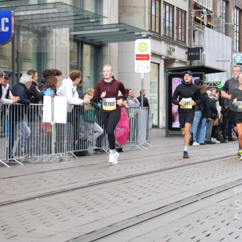05.10.2025 - 20. swb-Marathon Bremen Strokosch-Dieckow http://msf.ph/oto/9258766 05.10.2025 10:59:17 Ziel 9473, 9609, 9673, 9737, 9991, 10209, 10391, 10420, 10760, 10809, 11251, 11267, 11456, 11582, 11657, 11720, 11728, 9473, 9609, 9673, 9737, 9991, 10209, 10391, 10420, 10760, 10809, 11251, 11267, 11456, 11582, 11657, 11720, 11728 meine-sportfotos.de