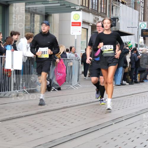 05.10.2025 - 20. swb-Marathon Bremen Strokosch-Dieckow http://msf.ph/oto/9258804 05.10.2025 10:59:18 Ziel 9378, 9473, 9609, 9673, 9737, 9991, 10209, 10391, 10420, 10760, 10809, 11251, 11267, 11456, 11582, 11657, 11720, 11728, 9378, 9473, 9609, 9673, 9737, 9991, 10209, 10391, 10420, 10760, 10809, 11251, 11267, 11456, 11582, 11657, 11720, 11728 meine-sportfotos.de