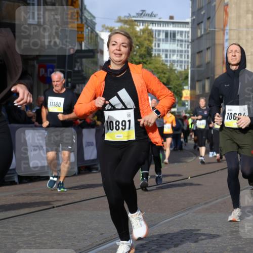 05.10.2025 - 20. swb-Marathon Bremen Strokosch-Dieckow http://msf.ph/oto/9258805 05.10.2025 11:04:55 Ziel 9220, 9409, 9530, 9660, 9813, 9866, 10684, 10771, 10891, 11090, 11180, 11315, 11372, 11478, 11559, 11636 meine-sportfotos.de