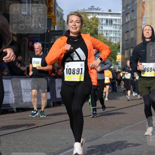 05.10.2025 - 20. swb-Marathon Bremen Strokosch-Dieckow http://msf.ph/oto/9258828 05.10.2025 11:04:55 Ziel 9220, 9409, 9530, 9660, 9813, 9866, 10684, 10771, 10891, 11090, 11180, 11315, 11372, 11478, 11559, 11636 meine-sportfotos.de