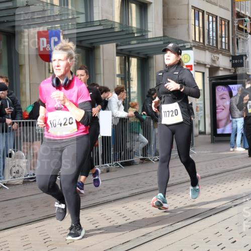 05.10.2025 - 20. swb-Marathon Bremen Strokosch-Dieckow http://msf.ph/oto/9258908 05.10.2025 10:59:26 Ziel 9378, 9473, 9609, 9612, 9673, 9991, 10209, 10420, 10760, 11267, 11444, 11456, 11582, 11644, 11720, 9378, 9473, 9609, 9612, 9673, 9991, 10209, 10420, 10760, 11267, 11444, 11456, 11582, 11644, 11720 meine-sportfotos.de