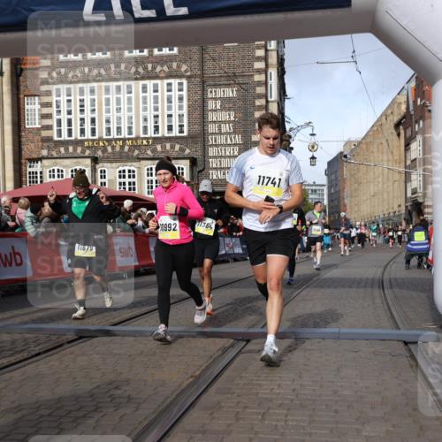 05.10.2025 - 20. swb-Marathon Bremen Yannick Fuchs http://msf.ph/oto/9259120 05.10.2025 10:56:22 Ziel 9258, 9811, 9855, 9968, 10009, 10989, 10992, 11364, 11366, 11554, 11620, 11630, 11693, 11741 meine-sportfotos.de