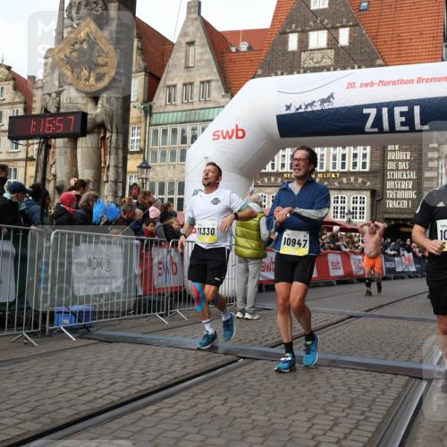 05.10.2025 - 20. swb-Marathon Bremen Yannick Fuchs http://msf.ph/oto/9259129 05.10.2025 10:47:46 Ziel 9339, 9377, 9924, 10073, 10676, 10850, 10875, 10947, 11330, 11409, 11708 meine-sportfotos.de