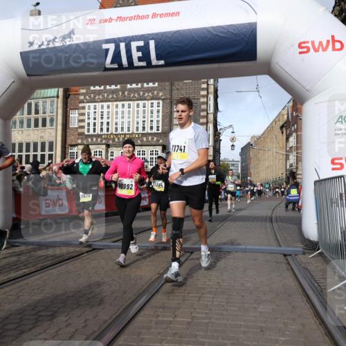 05.10.2025 - 20. swb-Marathon Bremen Yannick Fuchs http://msf.ph/oto/9259131 05.10.2025 10:56:22 Ziel 9258, 9811, 9855, 9968, 10009, 10989, 10992, 11364, 11366, 11554, 11620, 11630, 11693, 11741 meine-sportfotos.de