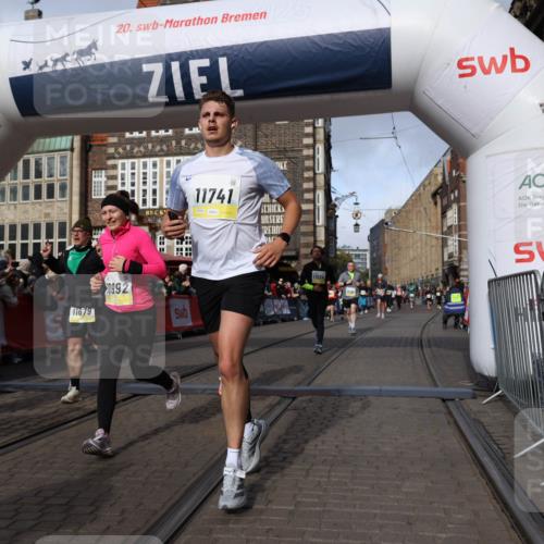 05.10.2025 - 20. swb-Marathon Bremen Yannick Fuchs http://msf.ph/oto/9259154 05.10.2025 10:56:23 Ziel 9258, 9855, 9968, 10009, 10196, 10989, 10992, 11364, 11366, 11554, 11630, 11693, 11741 meine-sportfotos.de