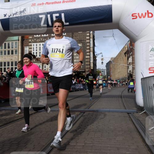 05.10.2025 - 20. swb-Marathon Bremen Yannick Fuchs http://msf.ph/oto/9259162 05.10.2025 10:56:23 Ziel 9258, 9855, 9968, 10009, 10196, 10989, 10992, 11364, 11366, 11554, 11630, 11693, 11741 meine-sportfotos.de