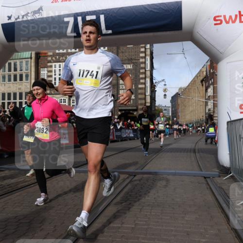 05.10.2025 - 20. swb-Marathon Bremen Yannick Fuchs http://msf.ph/oto/9259172 05.10.2025 10:56:23 Ziel 9258, 9855, 9968, 10009, 10196, 10989, 10992, 11364, 11366, 11554, 11630, 11693, 11741 meine-sportfotos.de