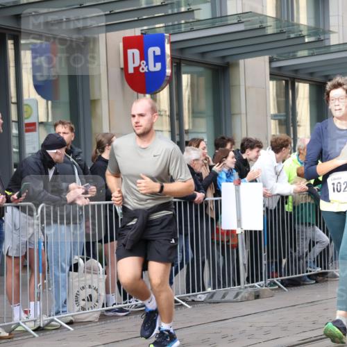 05.10.2025 - 20. swb-Marathon Bremen Strokosch-Dieckow http://msf.ph/oto/9259188 05.10.2025 10:59:39 Ziel 7621, 9005, 9378, 9381, 9603, 9604, 9611, 9612, 9666, 9673, 10138, 10290, 10291, 10311, 10489, 10572, 11026, 11125, 11266, 11444, 11582, 11600, 11639, 11644, 11713, 7621, 9005, 9378, 9381, 9603, 9604, 9611, 9612, 9666, 9673, 10138, 10290, 10291, 10311, 10489, 10572, 11026, 11125, 11266, 11444, 11582, 11600, 11639, 11644 meine-sportfotos.de