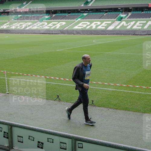 05.10.2025 - 20. swb-Marathon Bremen Michael Burmester http://msf.ph/oto/9259190 05.10.2025 10:46:47 Laufen im Stadion 7014, 7410, 9301, 9640, 9695, 9818, 9869, 9891, 9959, 10312, 10465, 10564, 10635, 10721, 10736, 10756, 10832, 10949, 10994, 11008, 11043, 11107, 11182, 11247, 11358, 11440, 11555, 11652, 11653, 9420, 9465, 9643, 9838, 9869, 10023, 10083, 10220, 10312, 10450, 10465, 10496, 10575, 10759, 10976, 11036, 11082, 11332, 11438 meine-sportfotos.de
