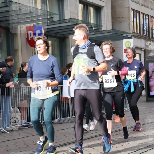05.10.2025 - 20. swb-Marathon Bremen Strokosch-Dieckow http://msf.ph/oto/9259221 05.10.2025 10:59:40 Ziel 7621, 9005, 9378, 9381, 9603, 9604, 9611, 9612, 9666, 9673, 10138, 10290, 10291, 10311, 10345, 10489, 10572, 10889, 11026, 11125, 11266, 11444, 11582, 11600, 11639, 11644, 11713, 7621, 9005, 9378, 9381, 9603, 9604, 9611, 9612, 9666, 9673, 10138, 10290, 10291, 10311, 10345, 10489, 10572, 10889, 11026, 11125, 11266, 11444, 11582, 11600, 11639, 11644 meine-sportfotos.de