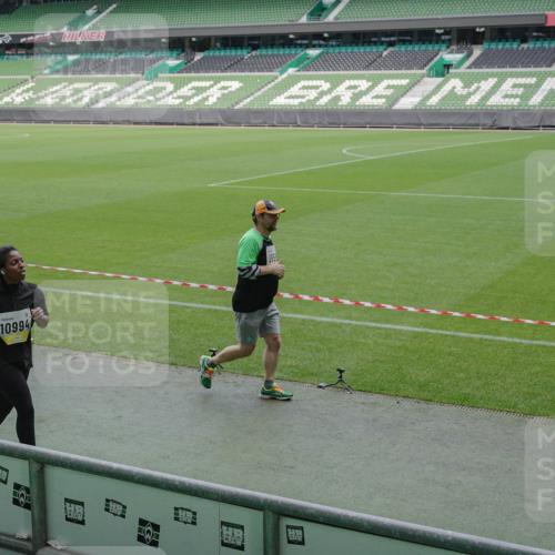 05.10.2025 - 20. swb-Marathon Bremen Michael Burmester http://msf.ph/oto/9259225 05.10.2025 10:46:49 Laufen im Stadion 7014, 7410, 9301, 9640, 9695, 9818, 9891, 9959, 10564, 10635, 10721, 10736, 10756, 10832, 10949, 10994, 11008, 11043, 11107, 11182, 11247, 11358, 11440, 11555, 11652, 11653, 7410, 9420, 9465, 9869, 10023, 10083, 10220, 10312, 10450, 10465, 10575, 10759, 10949, 11036, 11082, 11332, 11438 meine-sportfotos.de