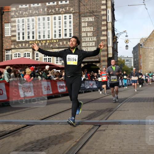 05.10.2025 - 20. swb-Marathon Bremen Yannick Fuchs http://msf.ph/oto/9259290 05.10.2025 10:56:24 Ziel 9258, 9855, 9968, 10196, 10989, 10992, 11364, 11366, 11554, 11630, 11741 meine-sportfotos.de