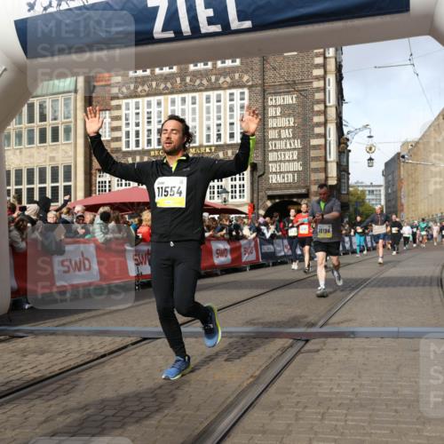 05.10.2025 - 20. swb-Marathon Bremen Yannick Fuchs http://msf.ph/oto/9259351 05.10.2025 10:56:25 Ziel 9258, 9855, 9968, 10191, 10196, 10424, 10992, 11364, 11366, 11554, 11630, 11741 meine-sportfotos.de