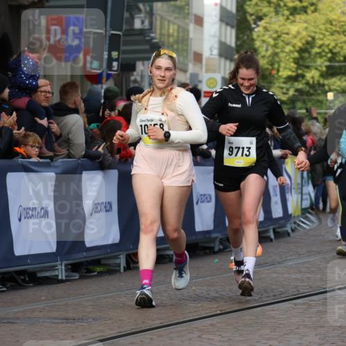 05.10.2025 - 20. swb-Marathon Bremen Strokosch-Dieckow http://msf.ph/oto/9259405 05.10.2025 11:05:23 Ziel 9515, 9713, 9944, 10025, 10158, 10289, 10511, 10542, 10828, 11064, 11106 meine-sportfotos.de