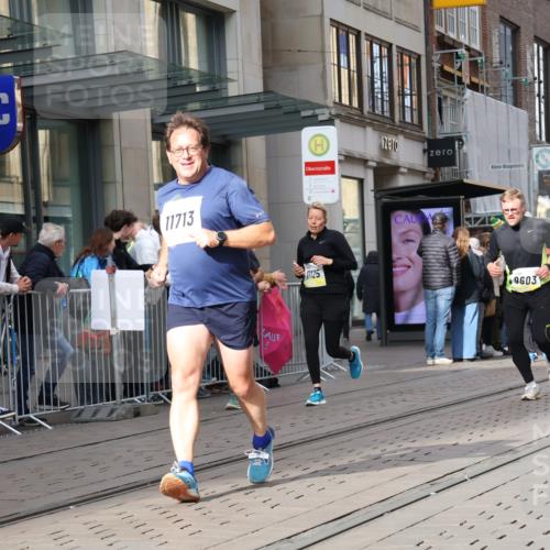 05.10.2025 - 20. swb-Marathon Bremen Strokosch-Dieckow http://msf.ph/oto/9259448 05.10.2025 10:59:48 Ziel 7177, 7621, 9005, 9381, 9495, 9603, 9604, 9611, 9612, 9666, 9672, 10138, 10290, 10291, 10311, 10345, 10406, 10489, 10492, 10572, 10889, 10919, 10985, 11026, 11050, 11063, 11125, 11263, 11266, 11424, 11444, 11600, 11639, 11644, 11713, 7177, 7621, 9005, 9381, 9495, 9603, 9604, 9611, 9612, 9666, 9672, 10138, 10290, 10291, 10311, 10345, 10406, 10489, 10492, 10572, 10889, 10919, 10985, 11026, 11050, 11063, 11125, 11263, 11266, 11424, 11444, 11600, 11639, 11644 meine-sportfotos.de
